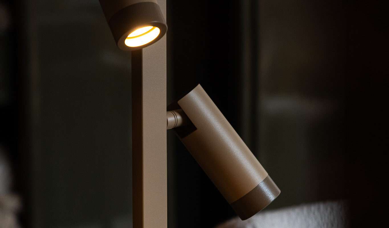 De nieuwe Scandi vloerlamp uit onze winkel, de perfecte combinatie van design en functionaliteit voor elke ruimte