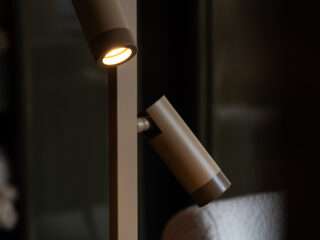 De nieuwe Scandi vloerlamp uit onze winkel, de perfecte combinatie van design en functionaliteit voor elke ruimte